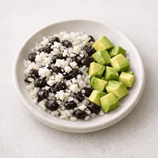 Schwarze Bohnen, Reis, queso fresco und Avocado